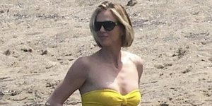 Σαρλίζ Θερόν: Εντυπωσιάζει με μπικίνι στα 50 της, σε διακοπές με τις κόρες της στη Χαβάη