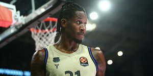 Ο Γουίλ Κλάιμπερν έβαλε 6/6 τρίποντα στο δεκάλεπτο του Μπαρτσελόνα - Ερυθρός Αστέρας