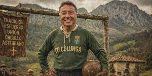 Ο 70χρονος Άνχελ Ματέος Γκονζάλες ποζάρει με τη φανέλα της Κολούνγκα και τη μπάλα στα χέρια