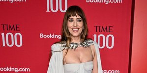 TIME 100 Gala 2026: Η Ντακότα Τζόνσον και η Χέιλι Μπίμπερ υπέγραψαν τα πιο κομψά looks της βραδιάς