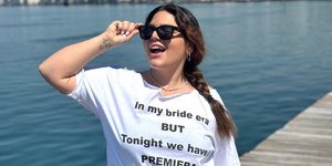 Η Δανάη Μπάρκα βρίσκεται στη Θεσσαλονίκη για την πρεμιέρα της θεατρικής της παράστασης 