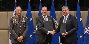 Ο Νίκος Δένδιας με τον Ιωάννη Τσακίρη