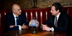 Πρόγευμα εργασίας Ν. Δένδια με τον πρωθυπουργό του Κοσόβου