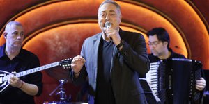 Ο τραγουδιστής Στράτος Διονυσίου 