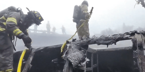 Διασώστες αναζητούν επιζώντες 