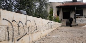 Πυρπολημένο σπίτι Παλαιστινίων στη Δυτική Όχθη και στον τοίχο γραμμένο στα εβραϊκά η λέξη «εκδίκηση»