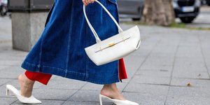 Η east-west τσάντα επιστρέφει και γίνεται το απόλυτο it item