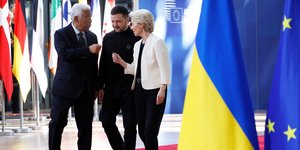 Ο Ουκρανός πρόεδρος Ζελένσκι, ανάμεσα στον πρόεδρο του Ευρωπαϊκού Συμβουλίου Αντόνιο Κόστα και την πρόεδρο της Κομισιόν, Ούρσουλα Φον ντερ Λάιεν