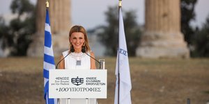 Η Πρόεδρος της Ένωσης, κ. Μελίνα Τραυλού, κατά την ανακοίνωση των υποτροφιών