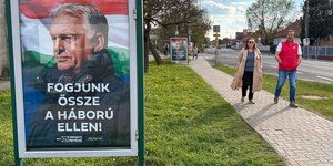 Προεκλογική αφίσα του Βίκτορ Όρμπαν στην Ουγγαρία, με σύνθημα «Ας σταθούμε ενωμένοι απέναντι στον πόλεμο»