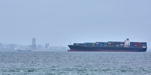 Πλοίο περνά από τα Στενά του Ορμούζ