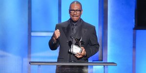 Ο Έντι Μέρφι με το πολύτιμο βραβείο στα χέρια του 