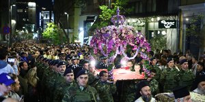 Περιφορά Επιταφίου από την Μητρόπολη Αθηνών