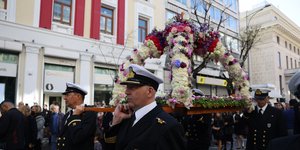 Θεσσαλονίκη: Σε κλίμα κατάνυξης η πρώτη περιφορά Επιταφίου από τον Άγιο Μηνά