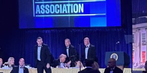 Η στιγμή που ρίχνουν κάτω τον Ντόναλντ Τραμπ