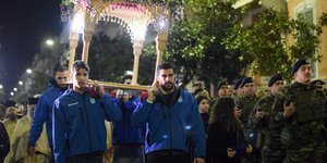 Οι αθλητές της Εθνικής πόλο ανδρών κουβάλησαν τον Επιτάφιο