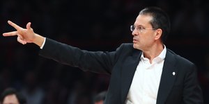 Ο Πέδρο Μαρτίνεθ δίνει εντολές στους παίκτες του