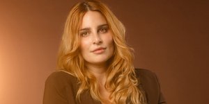 Το εντυπωσιακό σαλόνι της Εβελίνας Νικόλιζα: Χρώμα, vintage πινελιές και εκλεκτική αισθητική