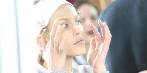 μοντέλο σε επίδειξη μόδας κοντινό στα μάτια