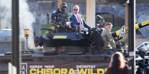 Ο Νάιτζελ Φάρατζ και ο πυγμάχος Ντέρεκ Τσισόρα έφθασαν με άρμα μάχης σε συνέντευξη Τύπου στο Λονδίνο