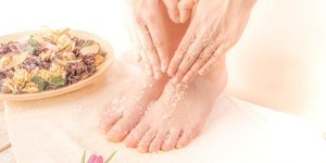 Πλύσιμο των ποδιών με ζάχαρη και λεμόνι: Γιατί συνιστάται και πότε είναι καλύτερο να γίνεται