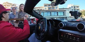 Ντελιβεράς παραδίδει πίτσες με Ferrari.