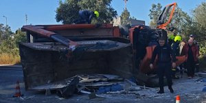 Φορτηγό ντελαπάρισε στη λεωφόρο Βουλιαγμένης