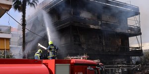 Πυροσβέστες σβήνουν τη φωτιά στο Ιλιον
