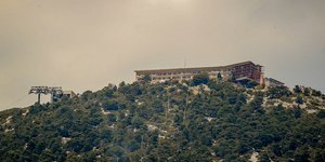 Καπνοί από τη φωτιά στην Πάρνηθα