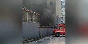 Πυροσβεστικό σε συνεργείο αυτοκινήτων που έπιασε φωτιά στη Θεσσαλονίκη