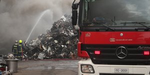 Πυροσβέστες επιχειρούν σε πυρκαγιά σε υπαίθριο χώρο ανακύκλωσης, στο Ωραιόκαστρο Θεσσαλονίκης