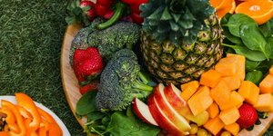 πιατέλα με φρούτα και λαχανικά της εποχής 