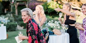 Μαμά του γαμπρού ή της νύφης; Πώς να ντυθείτε κομψά την ημέρα του γάμου