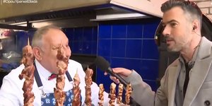 Ο Γιάννης Τσιμιτσέλης αντιμέτωπος με τα σουβλάκια και τα καλαμάκια