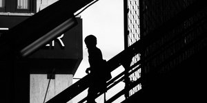 Το κόλπο στο περπάτημα που βοηθά να ανεβαίνετε σκάλες χωρίς να λαχανιάζετε