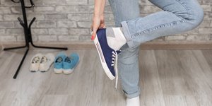 γυναίκα βγάζει παπούτσια