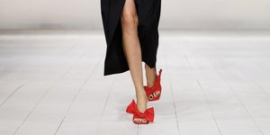 κοντινή λήψη κόκκινα γυναικεία πέδιλα