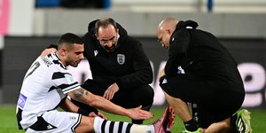 Ο Γιώργος Γιακουμάκης δέχεται τις πρώτες βοήθειες από το ιατρικό τιμ του ΠΑΟΚ