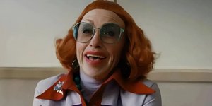 Η Έιμι Μάντιγκαν ως θεία Γκλάντις