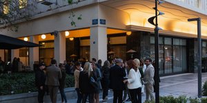 Ο Takis στο κέντρο της Αθήνας: Ποιοι έδωσαν το «παρών» στην παρουσίαση των έργων του