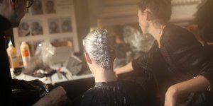 Grey blending: Η τεχνική βαφής που αφήνει τα γκρίζα μαλλιά να δείχνουν φυσικά, χωρίς ρίζα