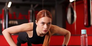 γυναίκα κάνει καλλισθενική γυμναστική