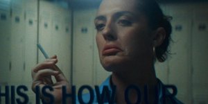 γυναικα καπνιζει 