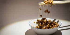 Πίσω από τις ετικέτες και τις οικείες γεύσεις, μια σειρά από απρόσμενα συστατικά ενσωματώνονται σε τρόφιμα που βρίσκονται σχεδόν σε κάθε κουζίνα / UNSPLASH