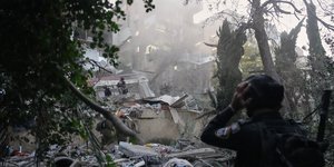 Έρευνες στα συντρίμμια επταώροφου κτιρίου στη Χάιφα του Ισραήλ, μετά από ιρανικό πλήγμα 