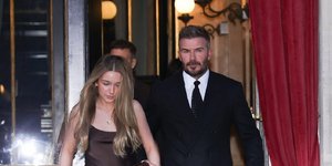 Η Χάρπερ Μπέκαμ επαναπροσδιορίζει το στιλ της με ένα statement σακάκι - Φωτογραφία: Aissaoui Nacer / BACKGRID