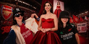 H Αν Χάθαγουεϊ με φανέλα της Άρσεναλ και με κόκκινο φόρεμα στην πρεμιέρα της ταινίας της στο Λονδίνο