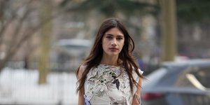 Γυναίκα με ανοιξιάτικο φόρεμα 