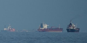 Πλοία περιμένουν να περάσουν τα Στενά του Ορμούζ