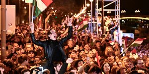 Πανηγυρισμοί στους δρόμους για την αλλαγή σελίδας στην Ουγγαρία